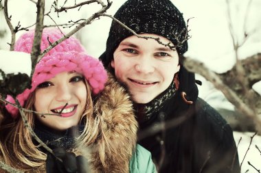 genç bir çift aşık kışın