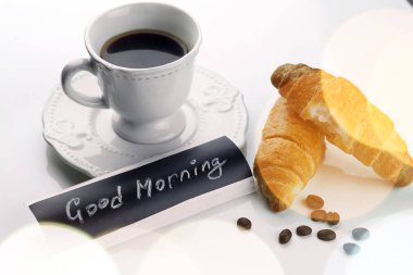 Sabah kahve fincanı kruvasan