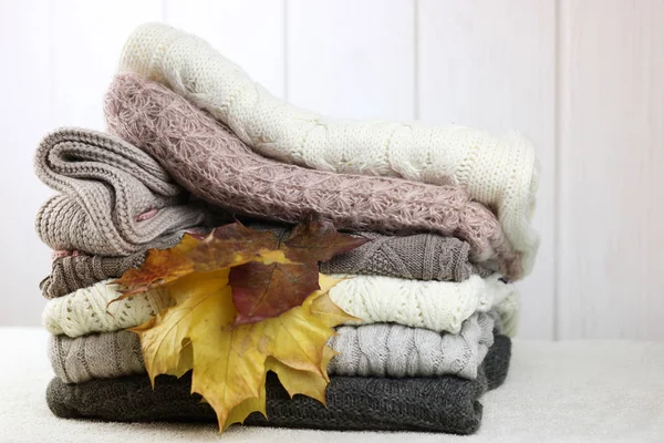 Sonbahar konsepti yığın kazak örme