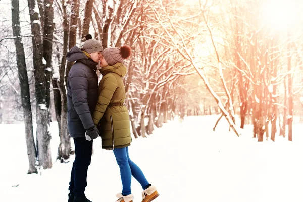 Pareja enamorada invierno al aire libre — Foto de Stock