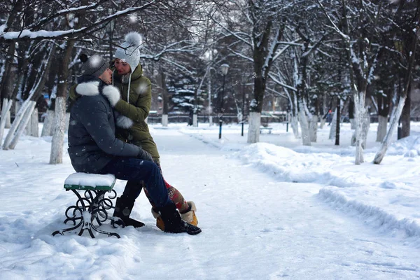 Amantes em um banco no inverno — Fotografia de Stock