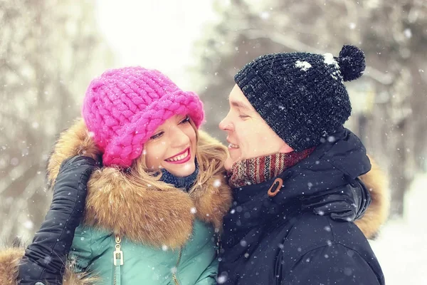 Joven pareja hombre lleva un chica invierno — Foto de Stock