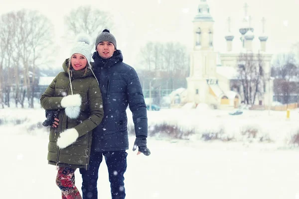 Genç aşıklar birkaç kışın yürümek