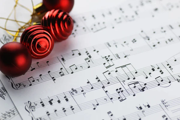 Notlar ve Noel topları