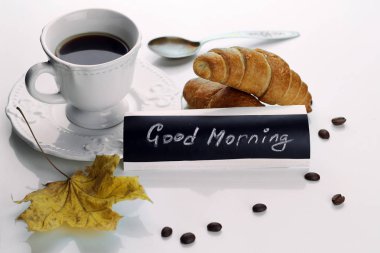 Sabah kahve fincanı kruvasan