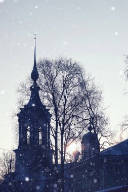 Kışın kubbe günbatımı siluet