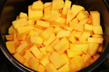 dilimlenmiş kabak küpleri