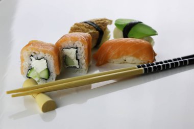 suşi yemek çubuklarını ayarla