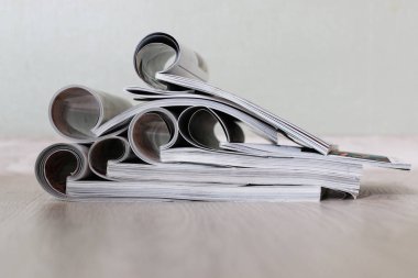 Dergi kahve kruvasan