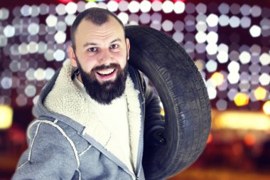 adam değişen lastik tekerlekler kış