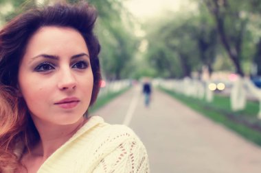 Bahar elma sokakta yürüyen kız