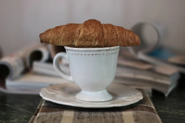 Magazines coffee croissant — Stock Photo, Image