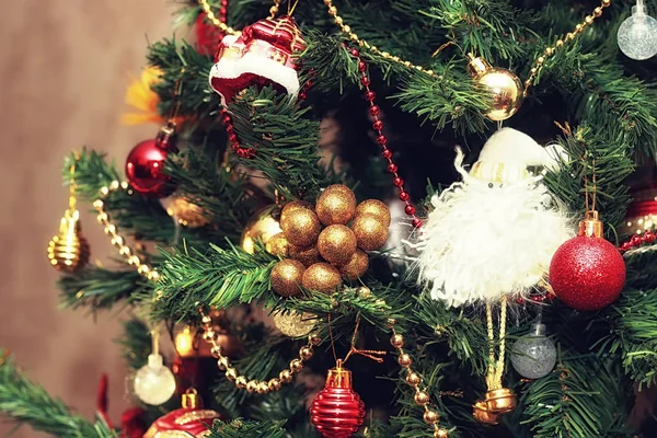 Рождественская елка украшенные игрушки новый год — стоковое фото