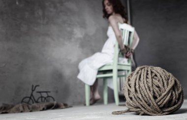 elleri bağlı olan kız şiddet