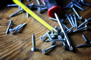 vida ve tornavida yığını