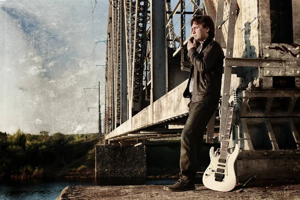 Efecto de arañazos en hombres foto con guitarra en un ferrocarril — Foto de Stock