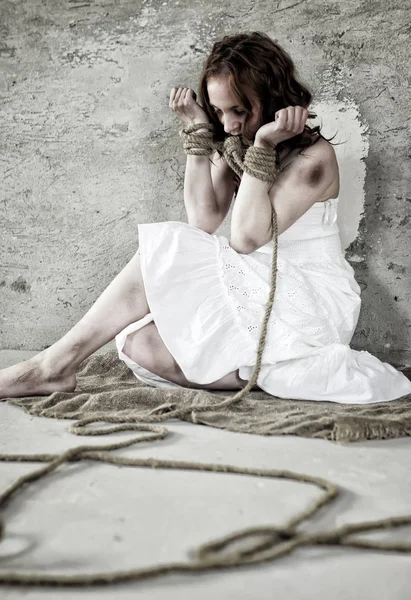 Violência menina com as mãos atadas — Fotografia de Stock