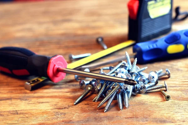 Tornillos y destornillador Ruleta — Foto de Stock