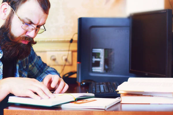 Männliche Arbeit Computer Stift schreiben — Stockfoto