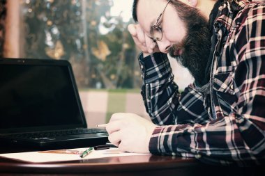 Erkek not defteri sakallı.