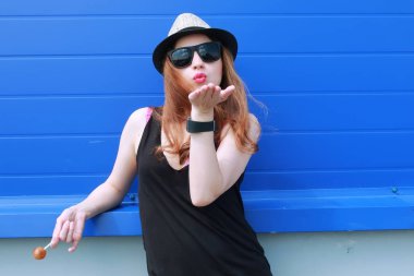 hippi kız mavi duvar