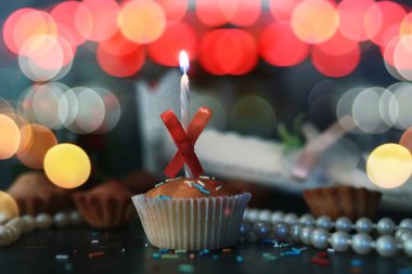 bir mum bokeh ile doğum günü kek