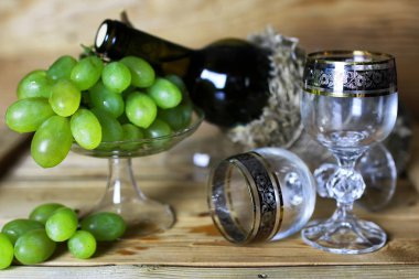 şarap şişesi kitap ve cam üzüm