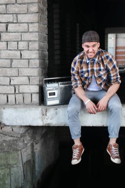 kentsel köprü altında sakallı adam