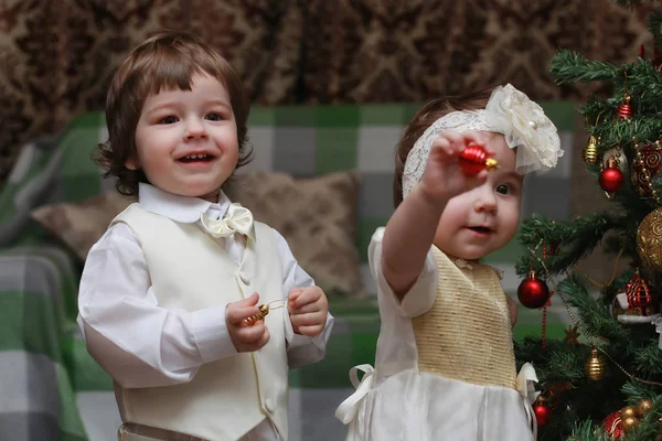 Criança decorar o brinquedo árvore de Natal — Fotografia de Stock