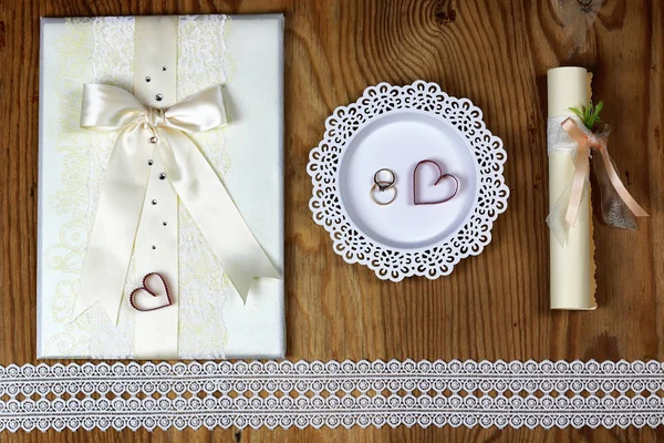 Accesorios de boda e invitaciones para enmarcar mesa de madera ligera — Foto de Stock