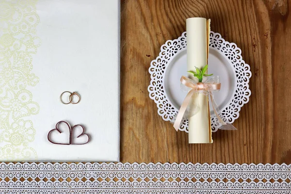 Accesorios de boda e invitaciones para enmarcar mesa de madera ligera — Foto de Stock