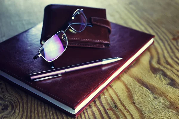 Cuaderno de gafas de negocios pluma — Foto de Stock