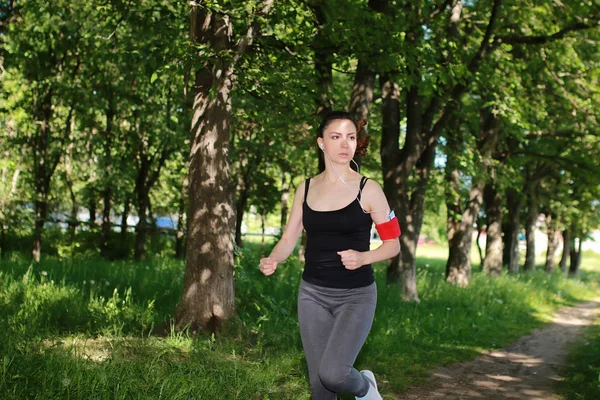 Vrouw sport run in park outdoor — Stockfoto