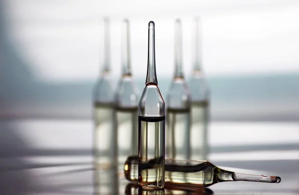 Átlátszó üveg gyógyszer — Stock Fotó