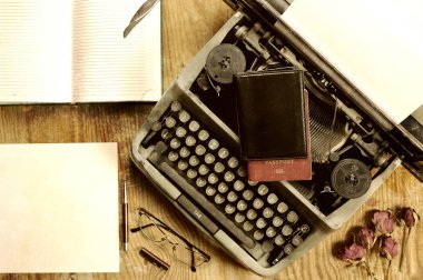 Daktilo retro masaüstüyle yazar