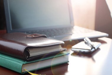 Ofis Masası ile bir bilgisayar ve bir telefon günlüğü