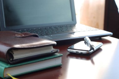 Ofis Masası ile bir bilgisayar ve bir telefon günlüğü