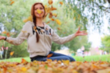 casual kız kitap ufuk sonbahar yaprakları