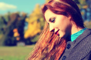 Kat kız sonbahar yaprakları