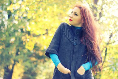 Kat kız sonbahar yaprakları