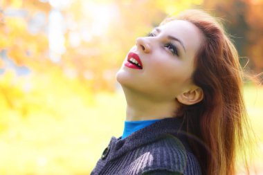 Kat kız sonbahar yaprakları