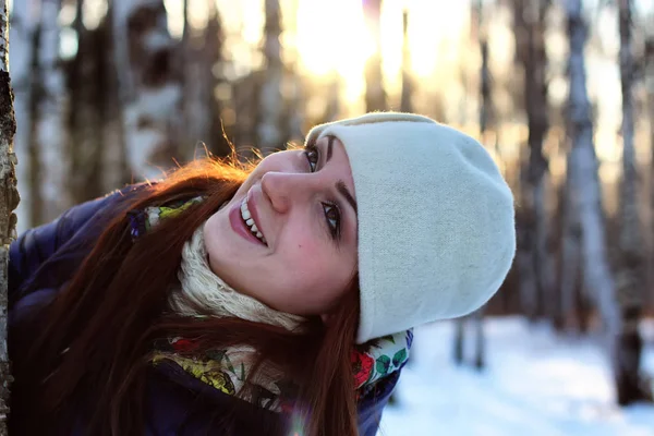 Retrato de invierno femenino en el bosque — Foto de Stock