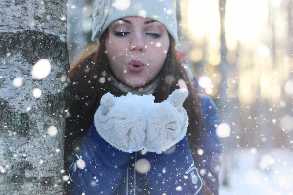 Hiver fille boule de neige — Photo