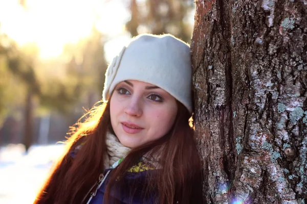 Ritratto invernale femminile nella foresta — Foto Stock