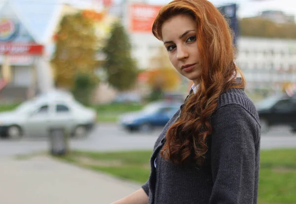 Menina ruiva na jaqueta de outono — Fotografia de Stock