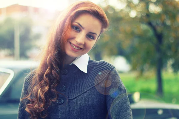 Menina ruiva na jaqueta de outono — Fotografia de Stock