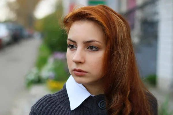 Menina ruiva na jaqueta de outono — Fotografia de Stock