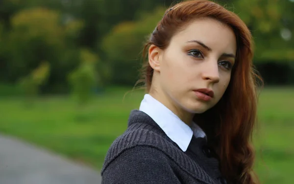 Ragazza dai capelli rossi in giacca autunnale — Foto Stock