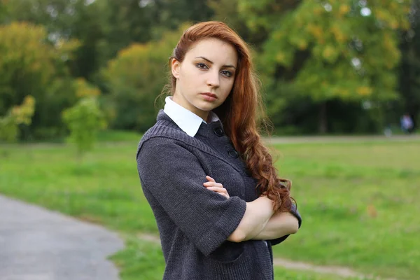 Chica pelirroja en chaqueta de otoño —  Fotos de Stock