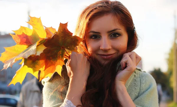 Рыжая девушка Осенние листья — стоковое фото